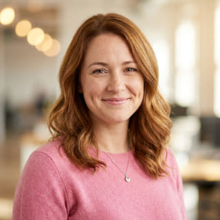 Emily Watson, tertulis sebagai Head of Customer Support di Fajar Untungsari, foto profil